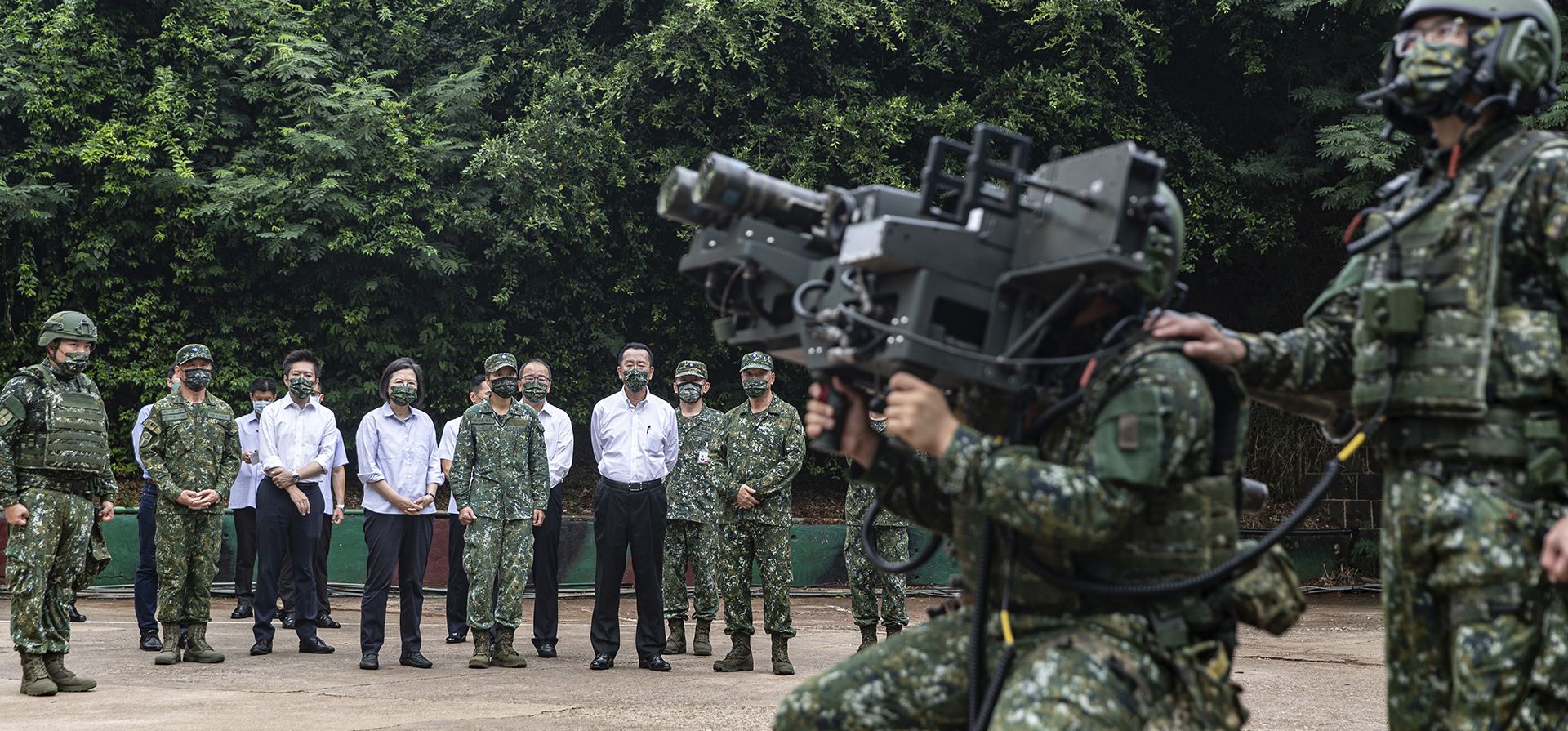 La presidenta de Taiwán, Tsai Ing-wen, observa a los soldados operar equipos en una estación naval en Penghu, un archipiélago de varias docenas de islas frente a la costa occidental de Taiwán el martes 30 de agosto de 2022. Tsai dijo el martes a las unidades militares que mantengan la calma frente a los vuelos diarios de aviones de combate y las maniobras de buques de guerra de su rival China.