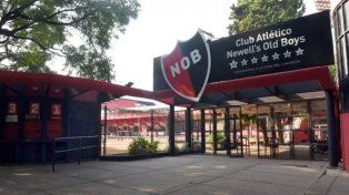 El ingreso principal a Newells, en el parque Independencia.