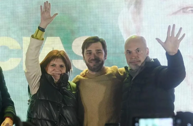 Patricia Bullrich y Horacio Rodríguez Larreta junto al gobernador electo.&nbsp;