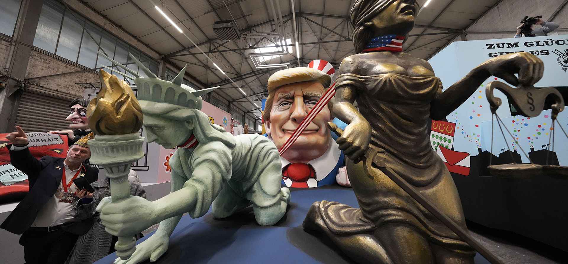 Una carroza de carnaval representa a la Estatua de la Libertad y a la Dama de la Justicia en la correa del perro del presidente Donald Trump en la presentación de las carrozas satíricas de carnaval de este año para el Desfile del Lunes de las Rosas en Colonia, Alemania, el martes 25 de febrero de 2025. (Foto AP/Martin Meissner) Una carroza de carnaval representa a la Estatua de la Libertad y a la Dama de la Justicia en la correa del perro del presidente Donald Trump en la presentación de las carrozas satíricas de carnaval de este año para el Desfile del Lunes de las Rosas en Colonia, Alemania, el martes 25 de febrero de 2025. (Foto AP/Martin Meissner)