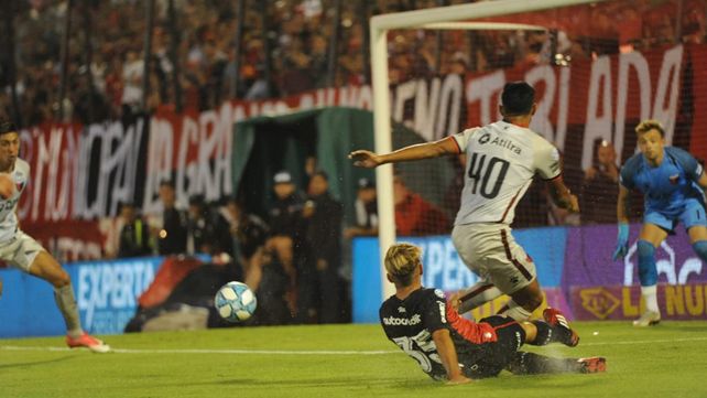 Newells fue contundente, tuvo fútbol y goleó a un Colón sin alma por 4 a 0