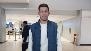 Juan Espínola en el aeropuerto de Asunción, en viaje a Rosario para sumarse al plantel de Newells.&nbsp;