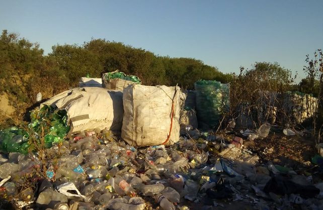 El basural a cielo abierto sito en calle San Mart&iacute;n y Terrapl&eacute;n del Barrio Villa A&ntilde;aty