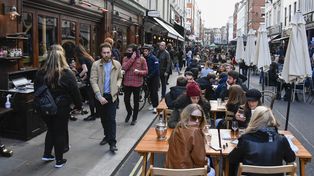 Tras meses de encierro los ingleses retoman las actividades restringidas