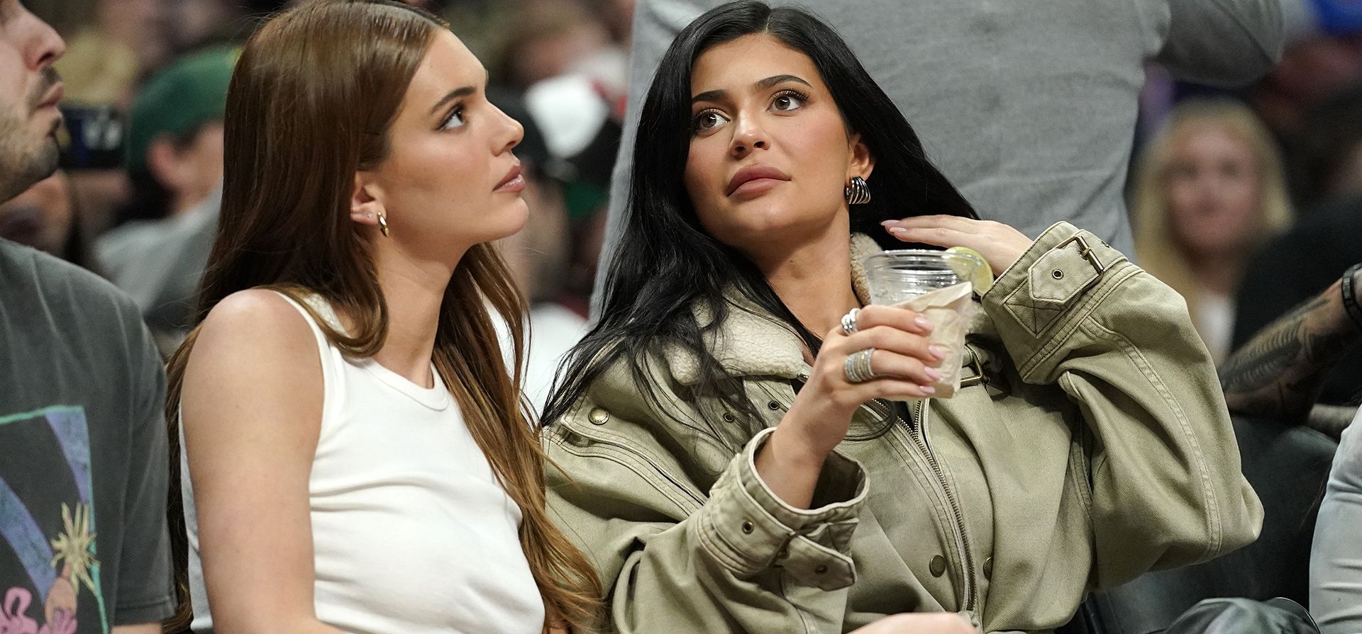 Kendall y Kylie Jenner miran durante la segunda mitad de un partido de baloncesto de la NBA entre Los Angeles Clippers y Phoenix Suns el miércoles 6 de abril de 2022 en Los Ángeles. Kendall y Kylie Jenner son las hermanas más populares de la industria fashion.