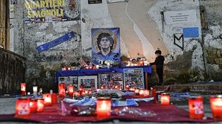 Los ciudadanos de Nápoles no olvidan a su gran ídolo.