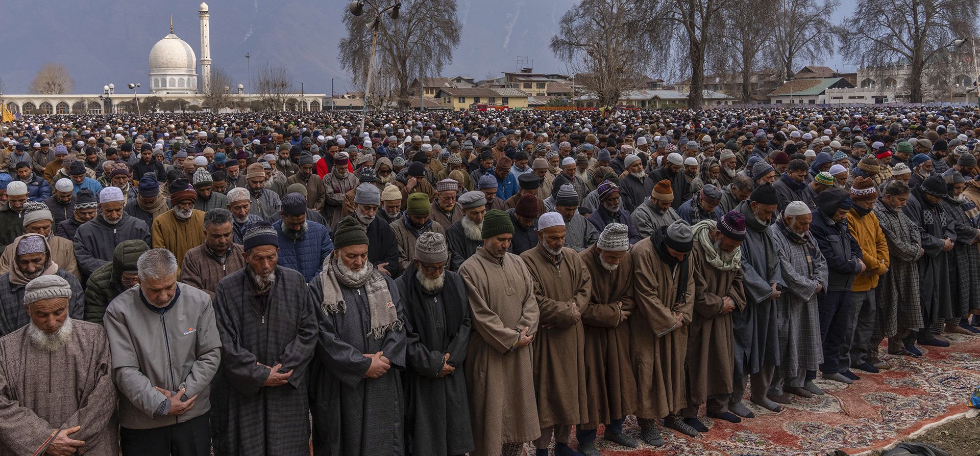 Hombres de Cachemira rezan en el santuario de Hazratbal el viernes siguiente a Mehraj-u-Alam, que se cree marca la ascensión del profeta Mahoma al cielo, en las afueras de Srinagar, en la Cachemira controlada por la India, el viernes 31 de enero de 2025. (Foto AP/Dar Yasin) Hombres de Cachemira rezan en el santuario de Hazratbal el viernes siguiente a Mehraj-u-Alam, que se cree marca la ascensión del profeta Mahoma al cielo, en las afueras de Srinagar, en la Cachemira controlada por la India, el viernes 31 de enero de 2025. (Foto AP/Dar Yasin)