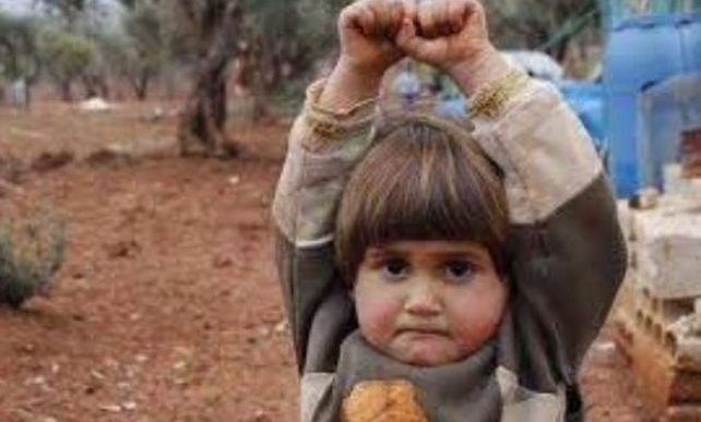 Fotografía tomada a una niña siria. Ella cree que tengo un arma y no una cámara; por ello se rindió