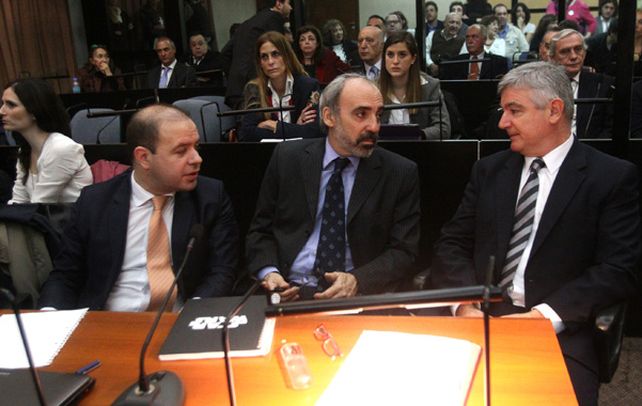 Juan José Galeano. El ex juez (en el centro) es uno de los juzgados junto a Menem y Anzorreguy