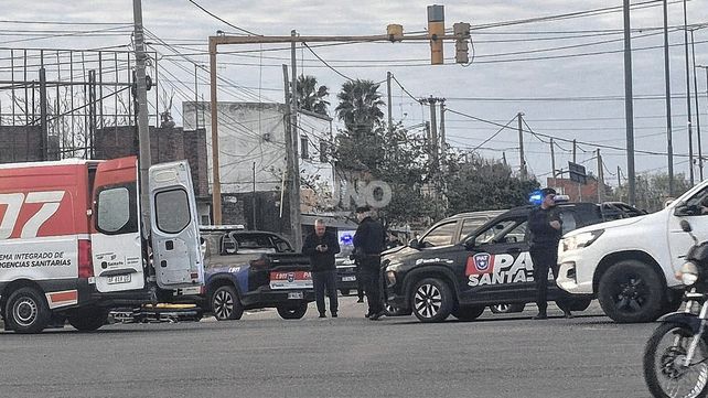 Choque violento: Un patrullero policial y una camioneta colisionaron en barrio Barranquitas.