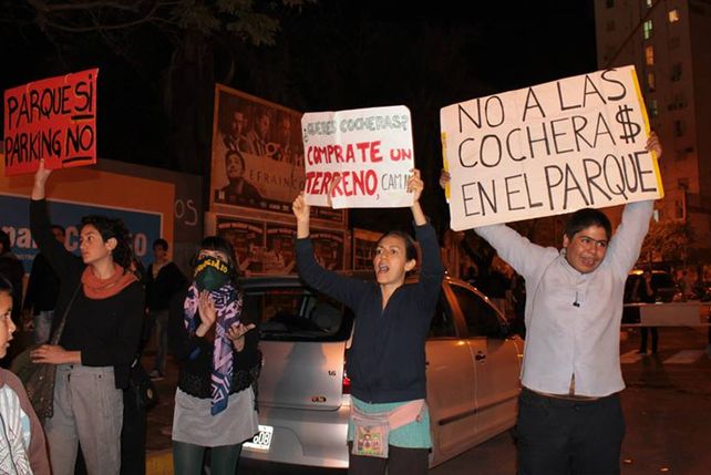 Protesta con batucada en el callejero