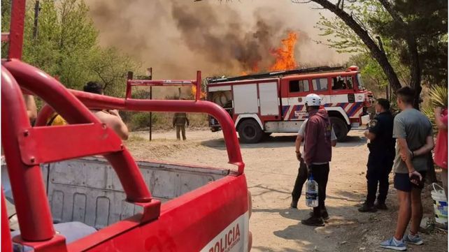 En algunos sectores el fuego ya arrasó con casas. (Foto: gentileza diario La Voz del Interior).