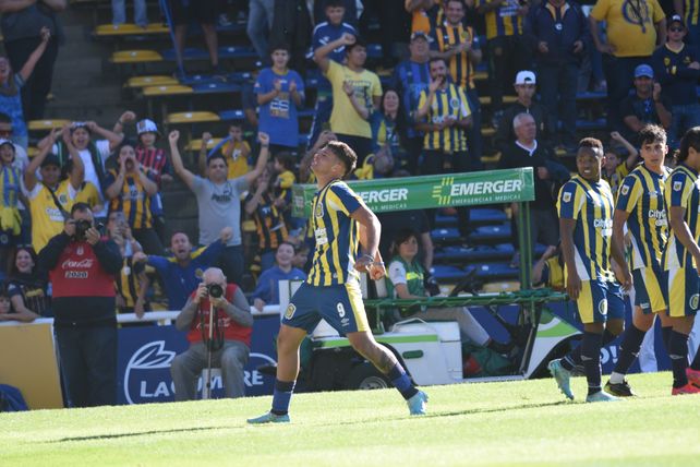 Alejo Veliz celebra su gol ante Platense, en el último partido que jugó en Central antes de unirse al seleccionado argentino.