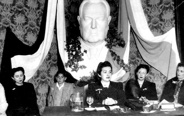 Primer Congreso Nacional Femenino de la UCR, 1949. El el centro, presidiendo, Rosa Clotilde. Detrás la imagen quien fue dos veces presidentes, Hipólito Yrigoyen. Archivo La Voz.