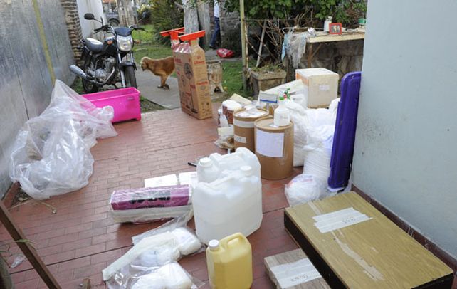 El laboratorio. En Spegazzini al 3700 de Rosario se encontraron panes de cocaína y aditivos para su elaboración.