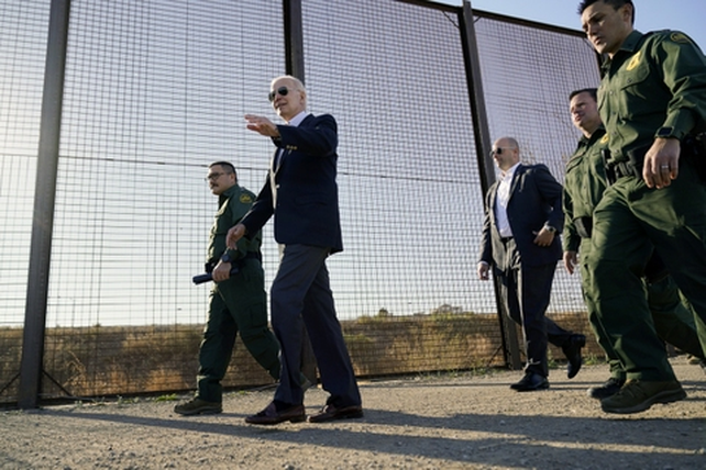 El presidente Biden durante una recorrida de la cerca fronteriza que separa a EEUU de México en algunos tramos del límite.&nbsp;