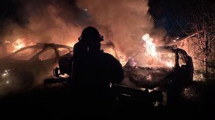 Un incendio impactante destruyó varios patrulleros de la Policía de Santa Fe