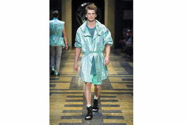 Versace presentó su nueva colección de vestidos y enteritos para hombres