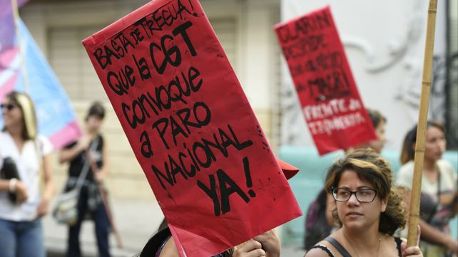 Movilización. Trabajadores marcharon contra el ajuste laboral.