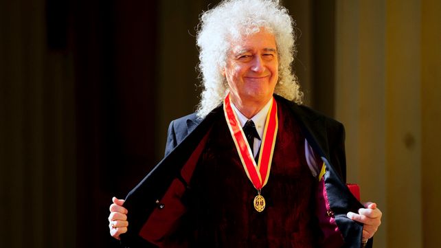 Brian May fue nombrado Caballero del Imperio Británico por el rey Carlos III
