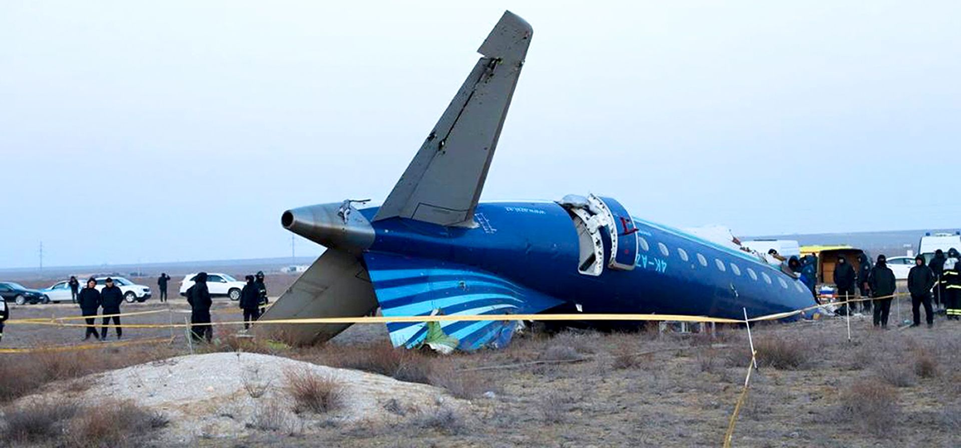 Parte del Embraer 190 de Azerbaijan Airlines yace en el suelo cerca del aeropuerto de Aktau, Kazajstán, el jueves 26 de diciembre de 2024. (La Administración de la Región de Mangystau vía AP) Parte del Embraer 190 de Azerbaijan Airlines yace en el suelo cerca del aeropuerto de Aktau, Kazajstán, el jueves 26 de diciembre de 2024. (La Administración de la Región de Mangystau vía AP)