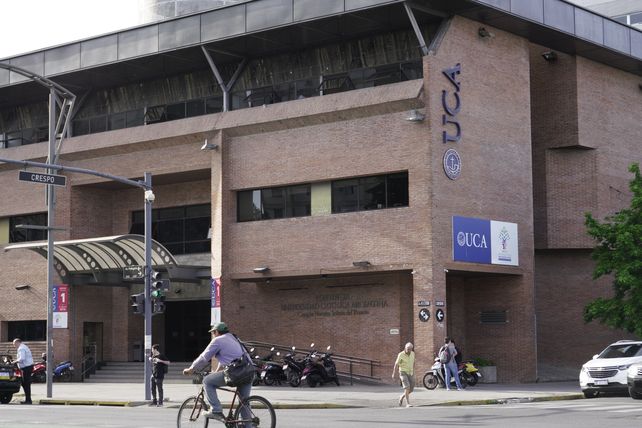 El imponente edificio de la UCA en Pellegrini y Crespo.