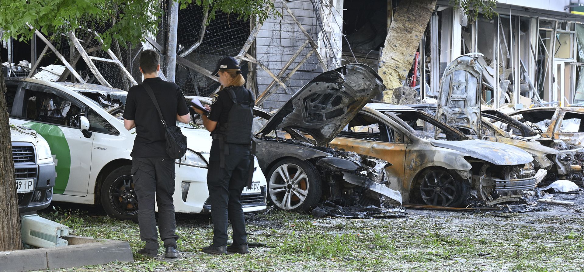 Agentes de policía inspeccionan vehículos dañados en una zona residencial tras el ataque con drones rusos en Odesa, Ucrania, el martes 22 de julio de 2025. (Foto AP/Michael Shtekel) Agentes de policía inspeccionan vehículos dañados en una zona residencial tras el ataque con drones rusos en Odesa, Ucrania, el martes 22 de julio de 2025. (Foto AP/Michael Shtekel)