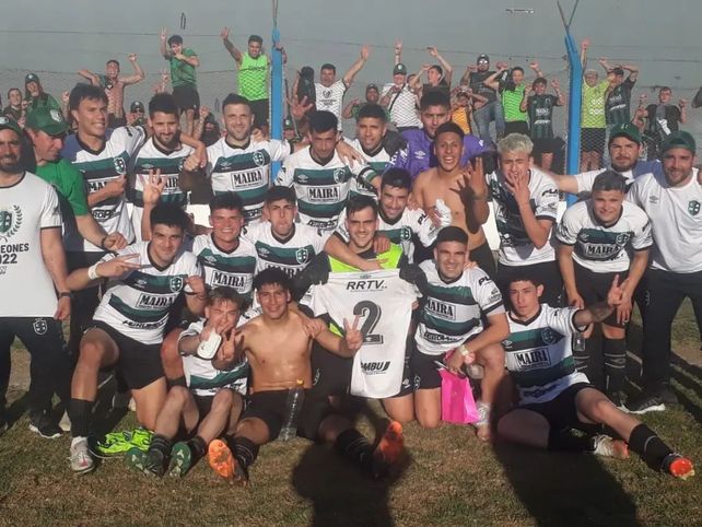El plantel de Williams Kemmis celebra tras el triunfo en el clásico.