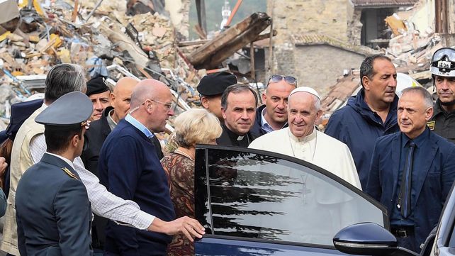 Impactantes fotos de la visita del Papa a Amatrice, el pueblo italiano devastado por un terremoto