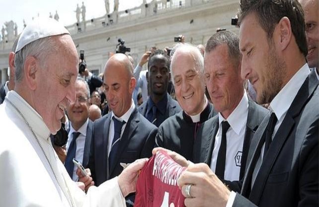 El Papa Francisco busca ayudar a los hospitales de Italia.