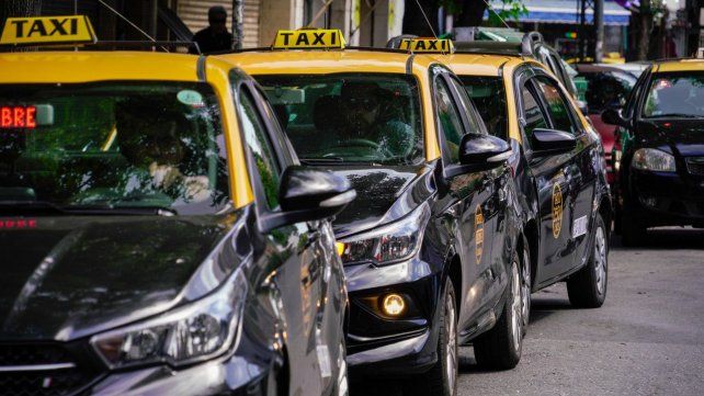 Schmuck quiere modernizar el sistema de taxis: tarifa dinámica, sin radiotaxi y con apps