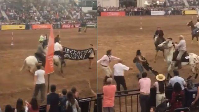 Activistas por los animales irrumpieron en una muestra y los echaron a rebencazos
