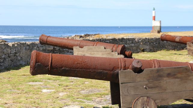 Una de piratas. En la isla se pueden ver cañones que parecen esperar el desembarco de algún galeón corsario.