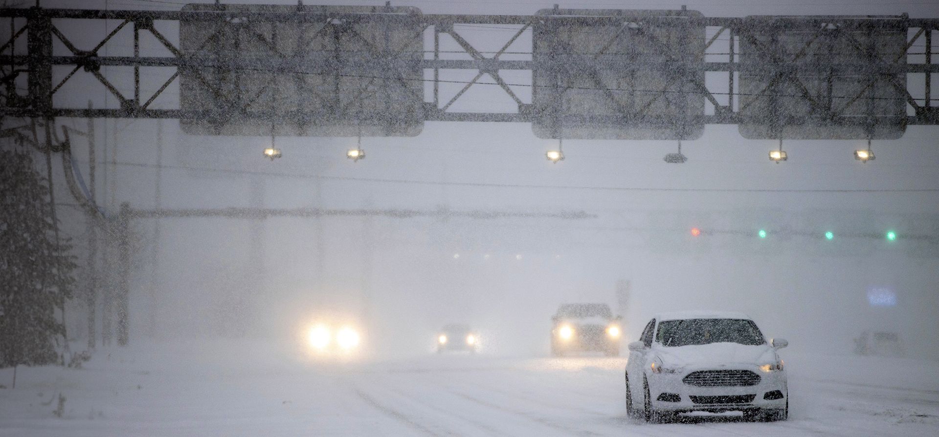 Los automovilistas conducen en medio de una intensa nevada en la autopista N. Davis el martes 21 de enero de 2025 en Pensacola, Florida. (Luis Santana/Tampa Bay Times vía AP) Los automovilistas conducen en medio de una intensa nevada en la autopista N. Davis el martes 21 de enero de 2025 en Pensacola, Florida. (Luis Santana/Tampa Bay Times vía AP)