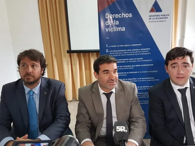 El fiscal Matías Merlo (al centro) fue clave para la investigación que venía realizando la provincia de Santa Fe desde el año 2017