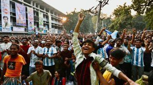Miles de personas en Bangladesh celebraron la victoria de Argentina, nuevamente campeón de la Copa América.