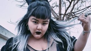 Laura Silva, modelo plus size en versi&oacute;n rock o g&oacute;tica.