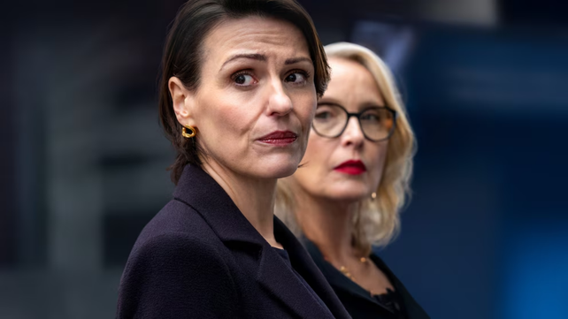 Julie Delpy y Suranne Jones protagonizan el oscuro thriller político de Netflix