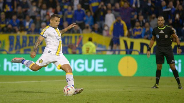 Emiliano Vecchio le pega débil y le facilita la labor al arquero Rossi.
