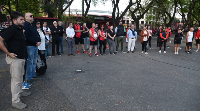 Autoridades del club, hinchas y familiares de Newell, durante el acto homenaje por el aniversario de Newell's.