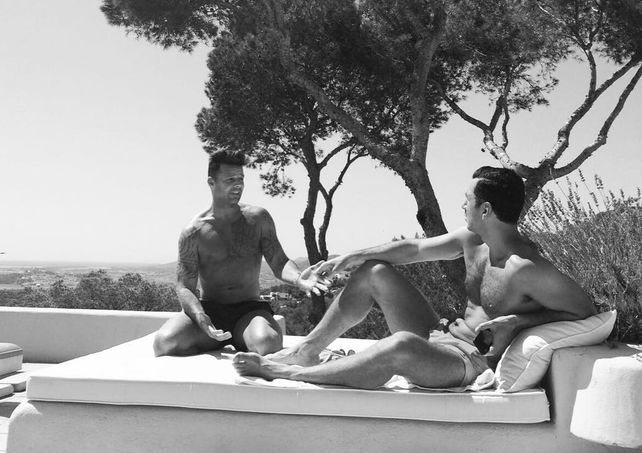 Ricky y su novio disfrutan del sol de las Islas Baleares.