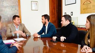 Firmado. El intendente Leonardo Raimundo y el rector Franco Bartolacci tras celebrar el acuerdo.