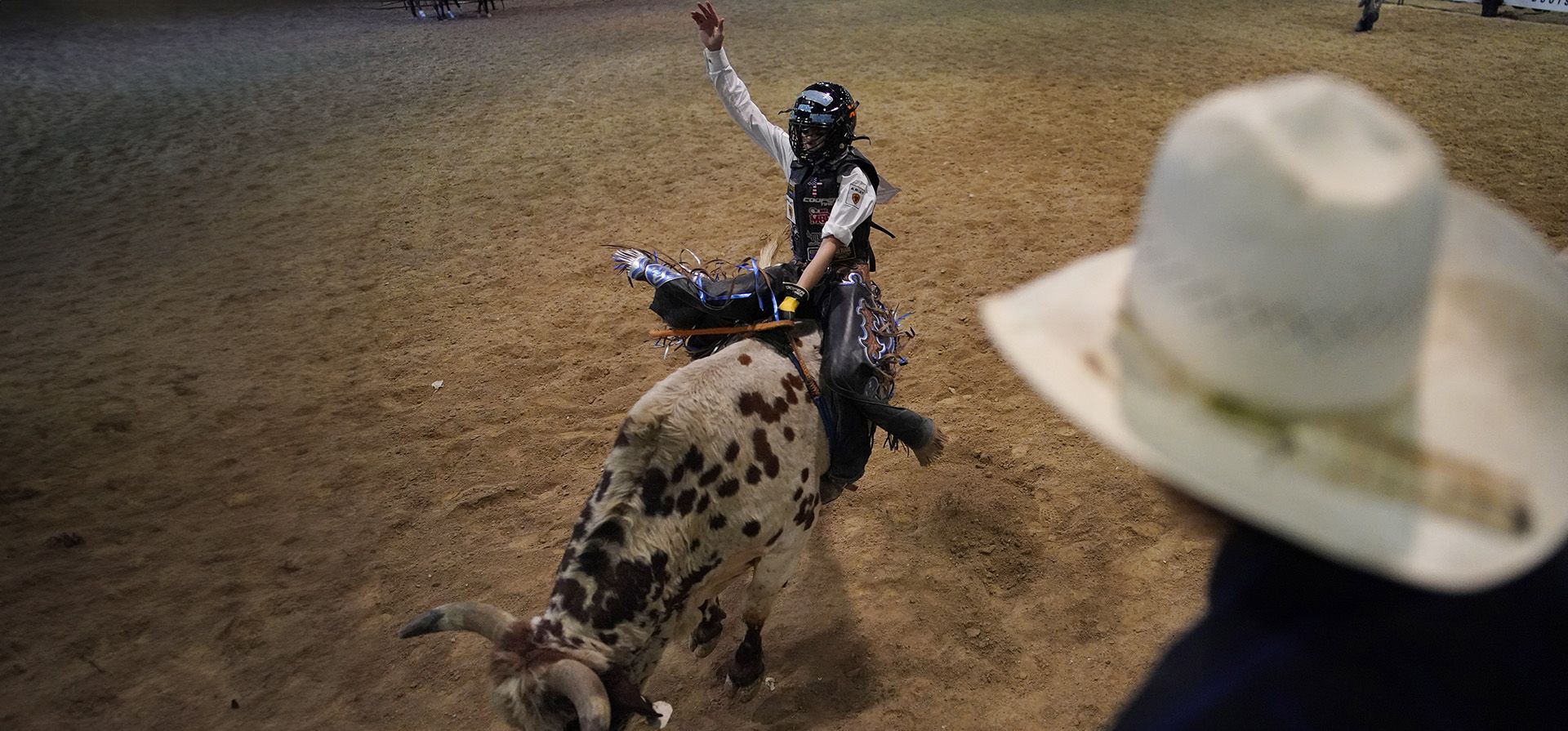 Najiah Knight compite durante el rodeo de la Final Mundial Juvenil, el jueves 7 de diciembre de 2023, en Las Vegas. Najiah, una estudiante de secundaria de un pequeño pueblo de Oregon, está en una búsqueda de un año para convertirse en la primera mujer en competir al más alto nivel de la gira Professional Bull Riders. (Foto AP/John Locher) Najiah Knight compite durante el rodeo de la Final Mundial Juvenil, el jueves 7 de diciembre de 2023, en Las Vegas. Najiah, una estudiante de secundaria de un pequeño pueblo de Oregon, está en una búsqueda de un año para convertirse en la primera mujer en competir al más alto nivel de la gira Professional Bull Riders. (Foto AP/John Locher)