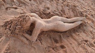 Con una escultura de arena un talentoso artista anónimo cautivó a los paranaenses