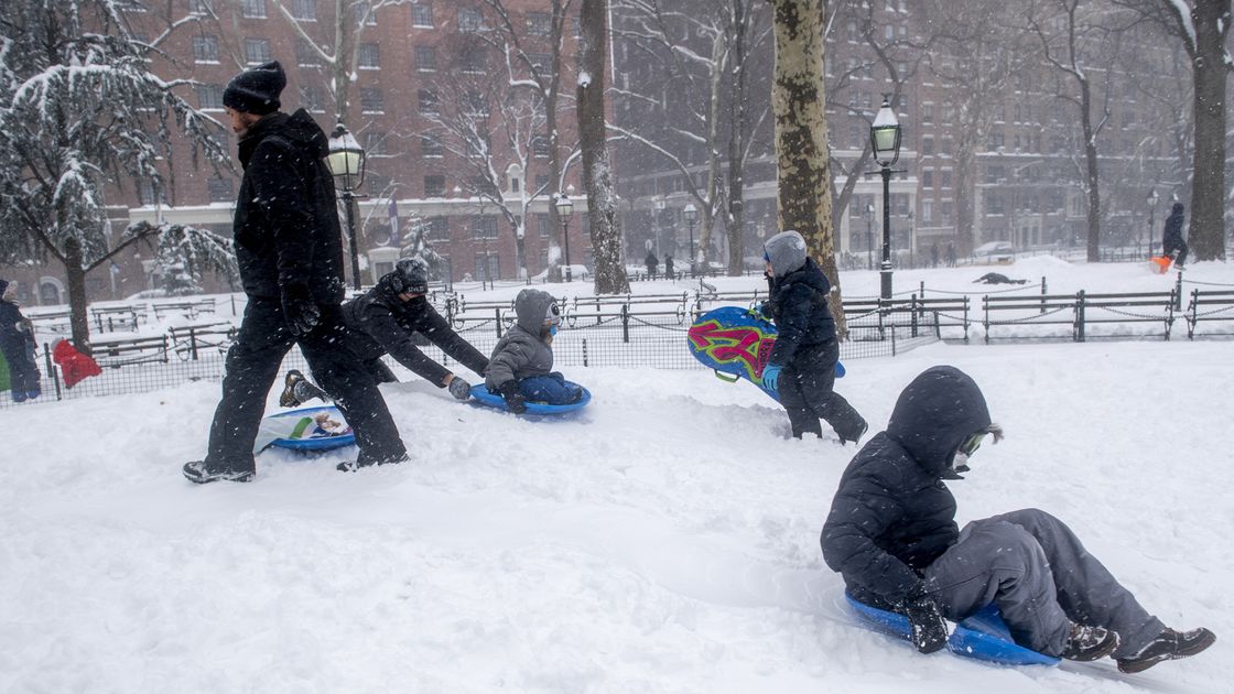Los Niños Jugar En La Nieve Paseo En Trineo Invierno Para Niños Foto de  stock - Getty Images