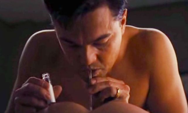 Una escena donde Leonardo DiCaprio inhala cocaína.