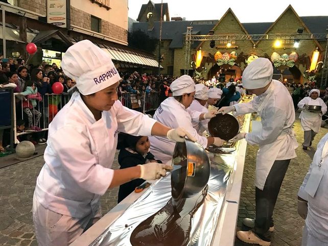 Bariloche rompió un nuevo récord y fabricó la barra de chocolate más larga del mundo