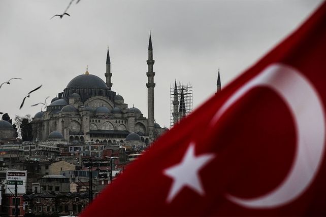 En Turquía destituyeron a unos 8.000  funcionarios