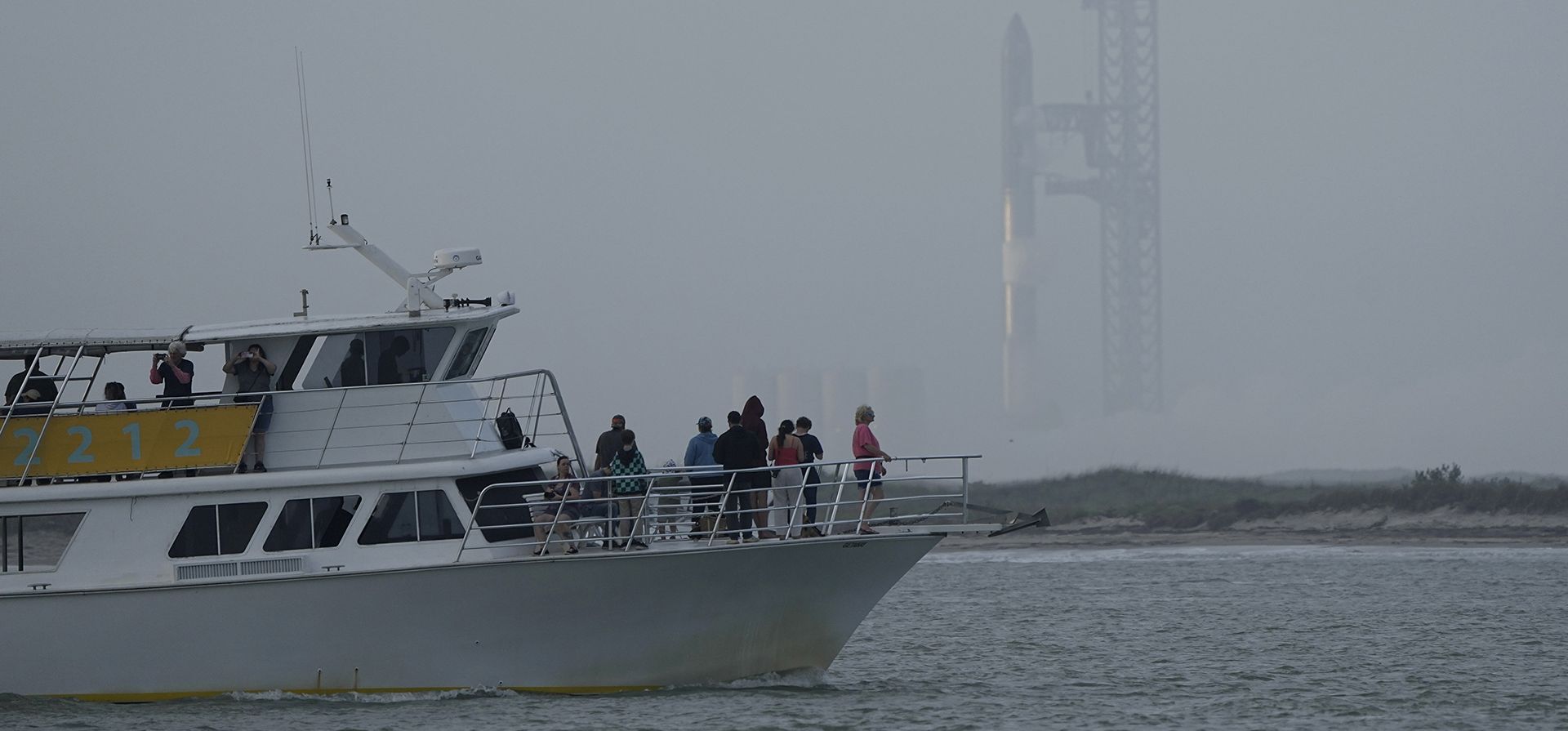 Un barco turístico pasa por Starship de SpaceX, el cohete más grande y poderoso del mundo, que se prepara para despegar desde Starbase en Boca Chica, Texas, el jueves 20 de abril de 2023. (Foto AP/Eric Gay)