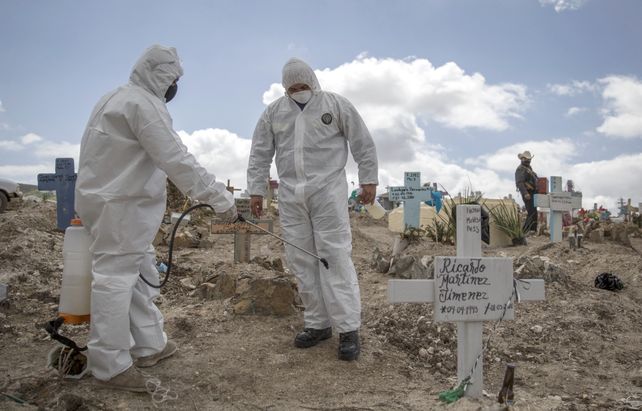 México. Empleados del cementerio estatal de Tijuana se desinfectan.